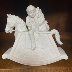 Dept 56 Sharing A Christmas Moment Music Box